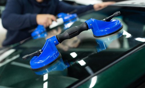 El enigma de los pequeños puntos del parabrisas resuelto: una función crucial que desconocías