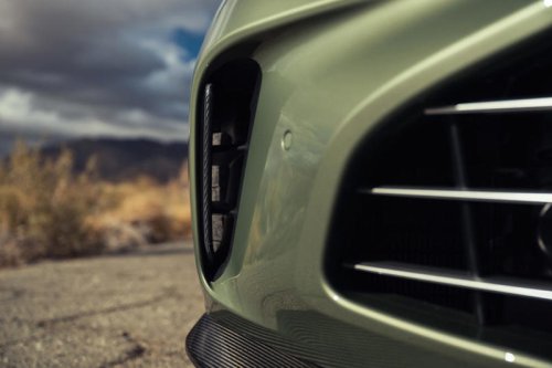 2026 Aston Martin Vantage Roadster Has Wide Fenders and an Even Wider Grille