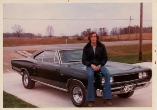 20 Proud Muscle Car Owners Posing in the 1970s