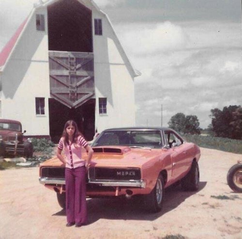 20 Proud Muscle Car Owners Posing in the 1970s