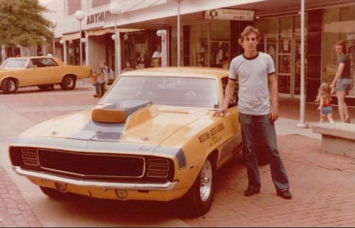20 Proud Muscle Car Owners Posing in the 1970s