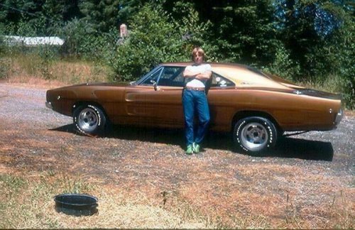 20 Proud Muscle Car Owners Posing in the 1970s