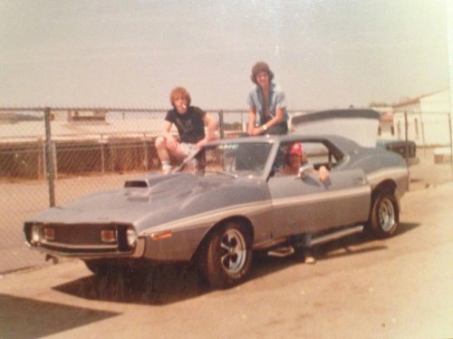 20 Proud Muscle Car Owners Posing in the 1970s