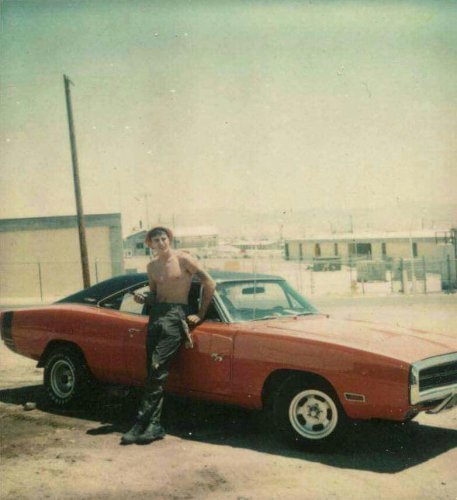 20 Proud Muscle Car Owners Posing in the 1970s