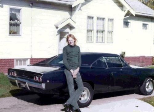 20 Proud Muscle Car Owners Posing in the 1970s