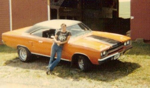 20 Proud Muscle Car Owners Posing in the 1970s