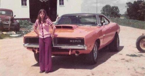 20 Proud Muscle Car Owners Posing in the 1970s