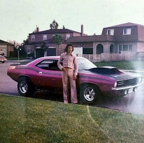 20 Proud Muscle Car Owners Posing in the 1970s