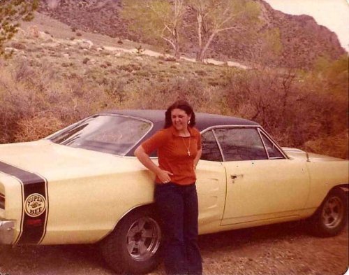 20 Proud Muscle Car Owners Posing in the 1970s
