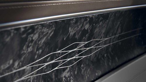 This 10-year-old luxury sedan still embarrasses new interiors