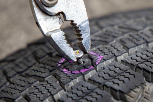 新車から「スペアタイヤ」が消えた！ いったいなぜ？ 道路事情「改善」の功罪を問う