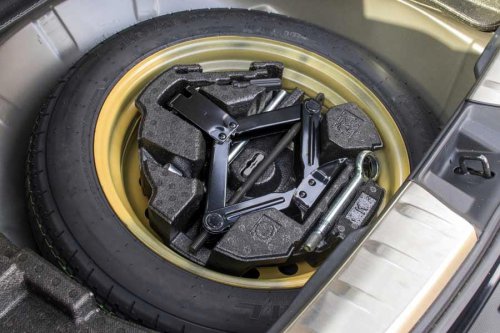 新車から「スペアタイヤ」が消えた！ いったいなぜ？ 道路事情「改善」の功罪を問う