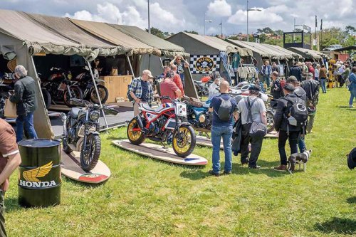 ホンダモトラッド CL500（ホンダ CL500）ビーチという会場の雰囲気に合わせたサーフィンモチーフ【Heritage&amp;Legends】