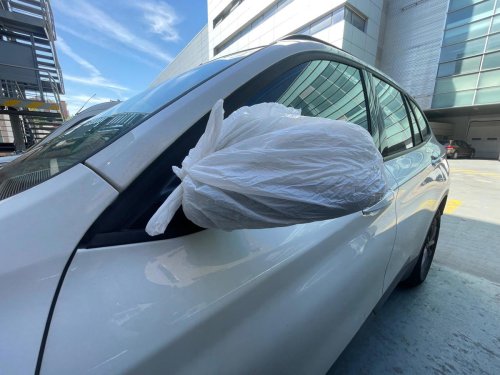 Si ves un coche con los espejos cubiertos por una bolsa plástica, tiene todo el sentido: yo también lo haría, especialmente en verano