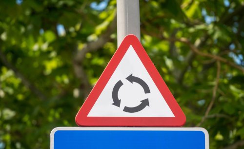 Una grúa de Mapfre provoca una colisión en una rotonda de L’Hospitalet de Llobregat: la maniobra que hace no tiene explicación