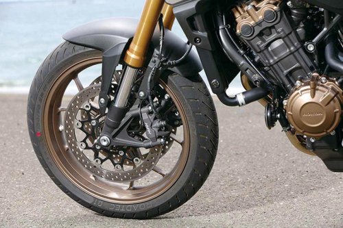 大型初心者にもおすすめの4気筒ネイキッドスポーツバイク・ホンダ『CB650R』は2019年モデルでもバランスが良く扱い易い！【チョイフル！中古バイク選びの参考書／HONDA CB650R（2019～2020）】