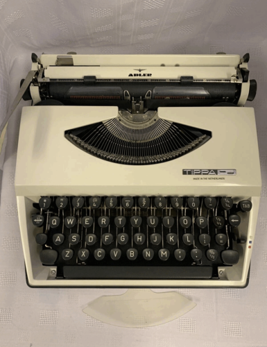 19 Antique Typewriters Collectors Truly Value