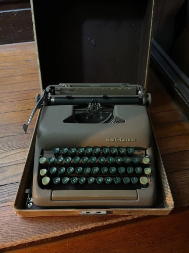19 Antique Typewriters Collectors Truly Value