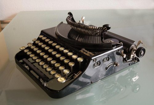 19 Antique Typewriters Collectors Truly Value