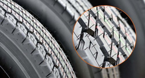 Pocos los saben: cuál es la función de los 'pelitos' de los neumáticos de tu coche o moto