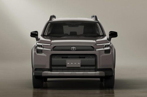 トヨタが新型「RAV4」を世界初公開 デザインとハイブリッドシステムを刷新