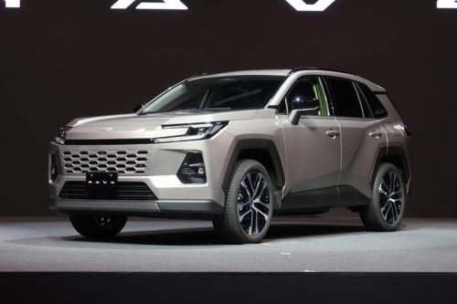 トヨタが新型「RAV4」を世界初公開 デザインとハイブリッドシステムを刷新
