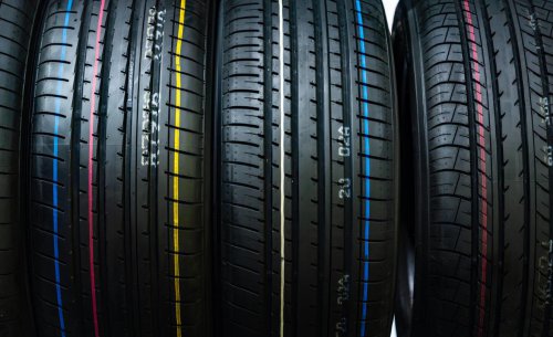 El secreto mejor guardado de los neumáticos nuevos: ¿por qué tienen rayas de colores?
