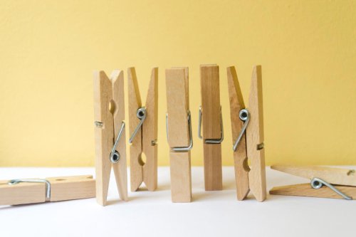 El truco de la pinza: por qué cada vez más conductores la llevan en un lugar muy concreto del coche