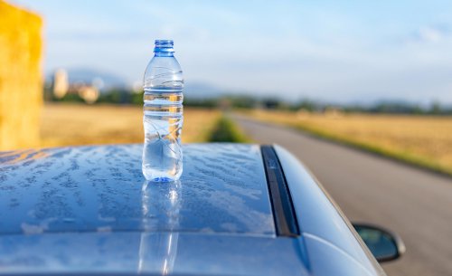 La señal secreta: ¿qué significa realmente una botella de plástico en el techo de un coche?