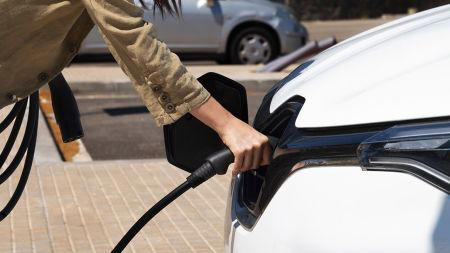 Los eléctricos superan la ansiedad por la autonomía y caen en otra más absurda: la del 
