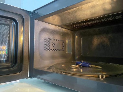 Cada vez más conductores dejan las llaves del coche dentro del microondas por este motivo: no te lo vas a creer