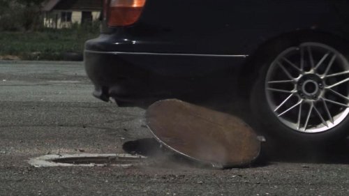 Qué ocurre si tu coche pasa por una alcantarilla con la tapa suelta