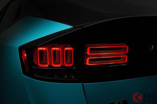 日産が新型「リーフ」を世界初公開！ 8年ぶり全面刷新！ 3代目は「“流麗”クーペSUV」フォルムに 25年秋よりグローバルで発売へ