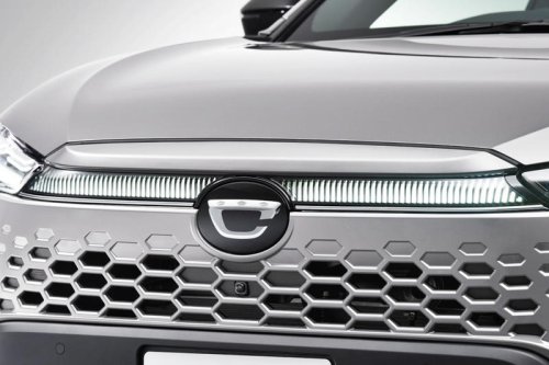 トヨタがついに「矢印を地面に投影するウインカー」を市販化！初採用はカローラクロス