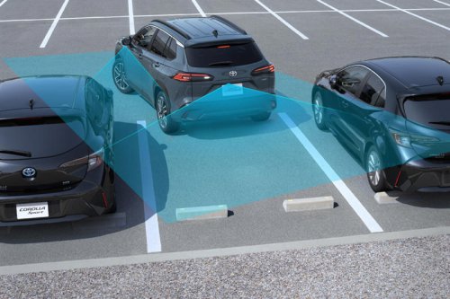 トヨタがついに「矢印を地面に投影するウインカー」を市販化！初採用はカローラクロス