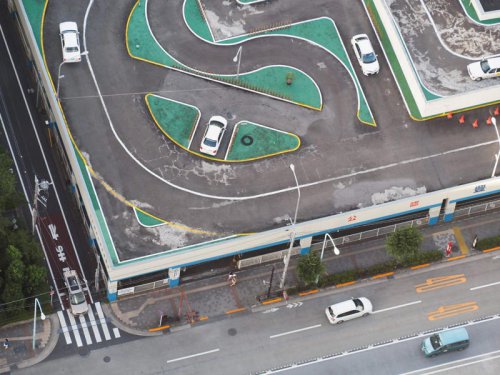 「簡単すぎる外免切替」に批判の声続出 ひき逃げや逆走など事故多発で見直しが始まった制度の実態とは