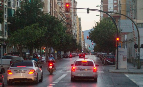 Cuando un semáforo en rojo no se apaga: la duda que deja paralizados a muchos conductores