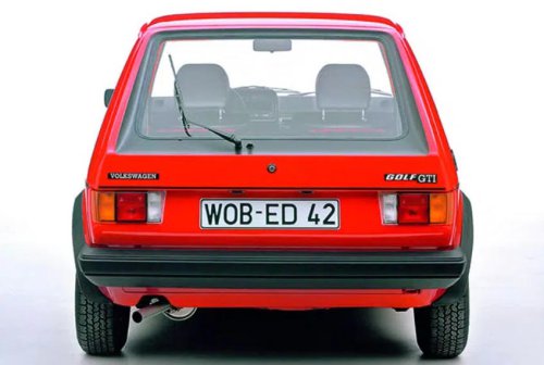 He visto un coche aparcado con esta pieza colgando: ¿para qué sirve esta tapa casi invisible? Su función puede salvar en una emergencia