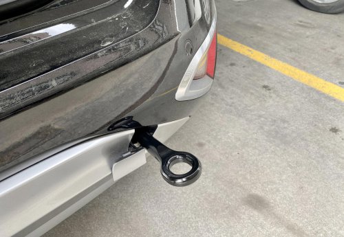 He visto un coche aparcado con esta pieza colgando: ¿para qué sirve esta tapa casi invisible? Su función puede salvar en una emergencia