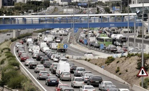 Citroën | ¿Cuándo se puede usar el arcén con un coche sin que te multen? Esta es la norma que la mayoría de conductores ignoran