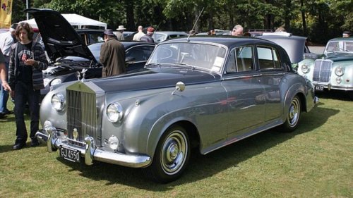 10 vintage cars that were designed to stand out