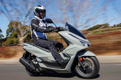 【レビュー】ホンダ新型「PCX160」インプレ（2025年）プラス32ccの余裕が生み出すゆとりある走り！