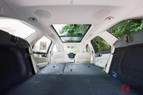 新「“5人乗り”ミドルSUV」発売！ 大人がヨユーで寝られる「めちゃ広ッ空間」が魅力！ 画期的「インフォテイメントシステム」採用で快適性バッチリなボルボ「XC60」の豪華内装がスゴイ！