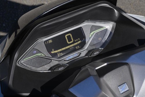 【レビュー】ホンダ新型「PCX160」インプレ（2025年）プラス32ccの余裕が生み出すゆとりある走り！