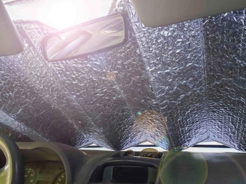 Iba a comprar este tipo de parasol para el coche hasta que me di cuenta de un detalle: cuidado, no protege de la decoloración causada por el sol