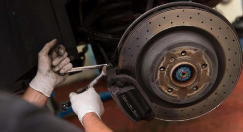 Así puedes evitar que los frenos chirríen sin cambiar las pastillas: este el truco que usan los mecánicos profesionales