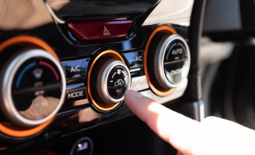 ¿Adiós a las pantallas? ¿Regresan los tiradores? La industria del motor está volviendo atrás con algunas de sus decisiones