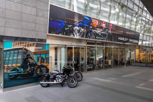 【2025年新型】ハーレーダビッドソンが「ブレイクアウト」「ローライダーST」を日本初公開！ サッカー元日本代表・内田篤人さんがバイク免許取得宣言、六本木にブランドカフェもオープン！