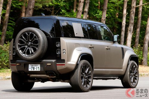 超人気の“高級SUV”「ディフェンダー」どんなクルマ？ 635馬力「V8ターボHV」搭載の「オクタ」もスゴい！ ゴツゴツデザイン×上質内装の「英国ブランドモデル」 2台を体験！【試乗記】