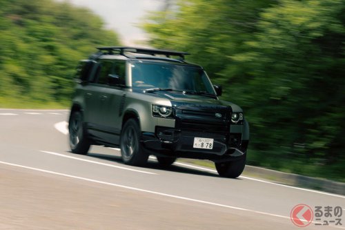 超人気の“高級SUV”「ディフェンダー」どんなクルマ？ 635馬力「V8ターボHV」搭載の「オクタ」もスゴい！ ゴツゴツデザイン×上質内装の「英国ブランドモデル」 2台を体験！【試乗記】